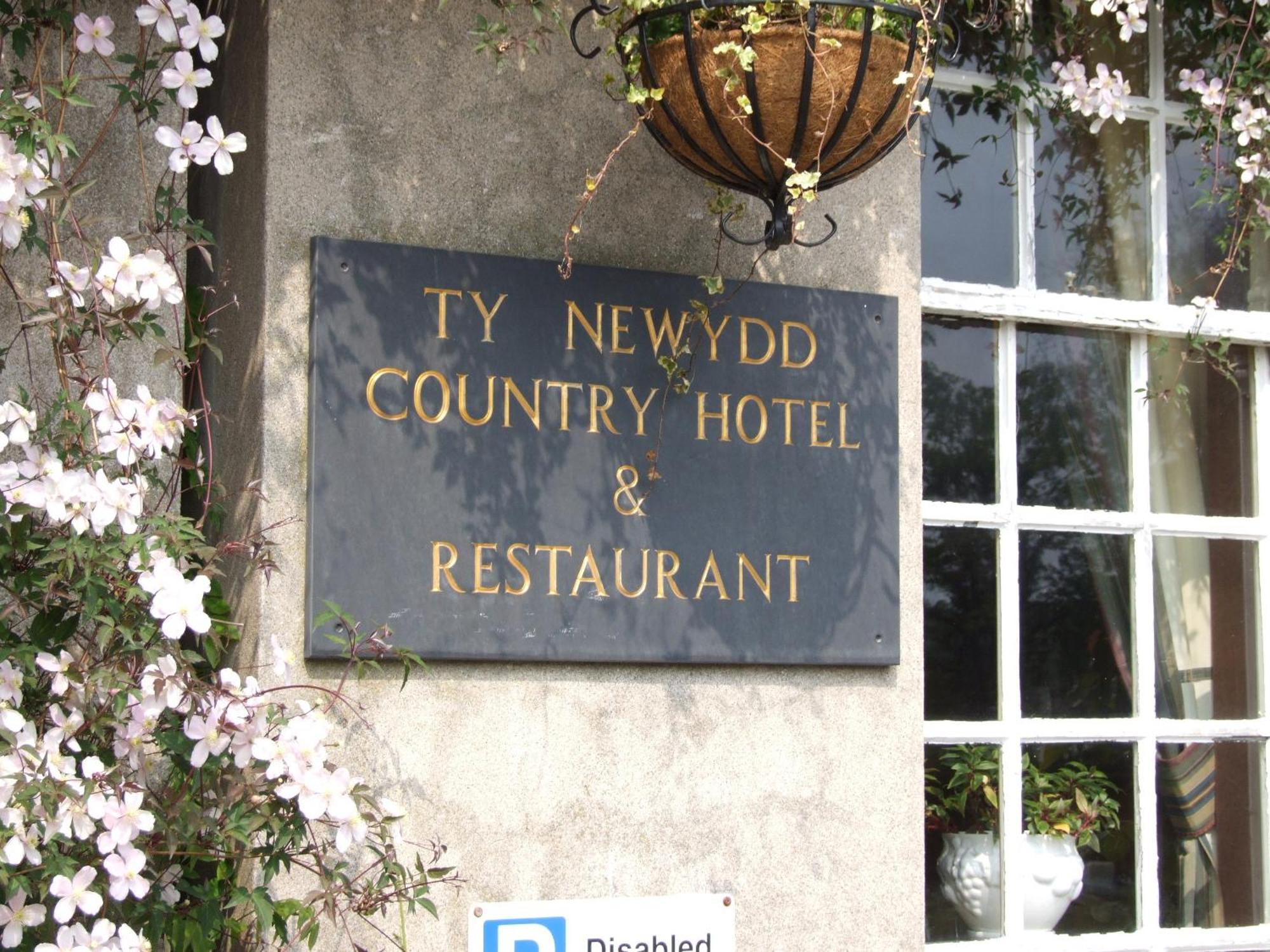 Отель Ty Newydd Country